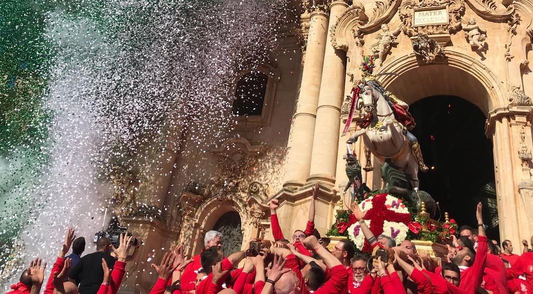 San Giorgio a Modica attraverso le vie della città accompagnato da una folla di fedeli e turisti