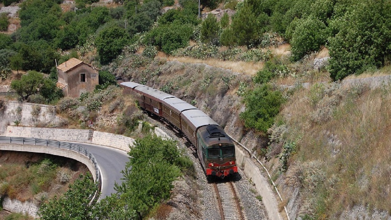 In treno storico da Catania alla scoperta dei sapori del Calatino