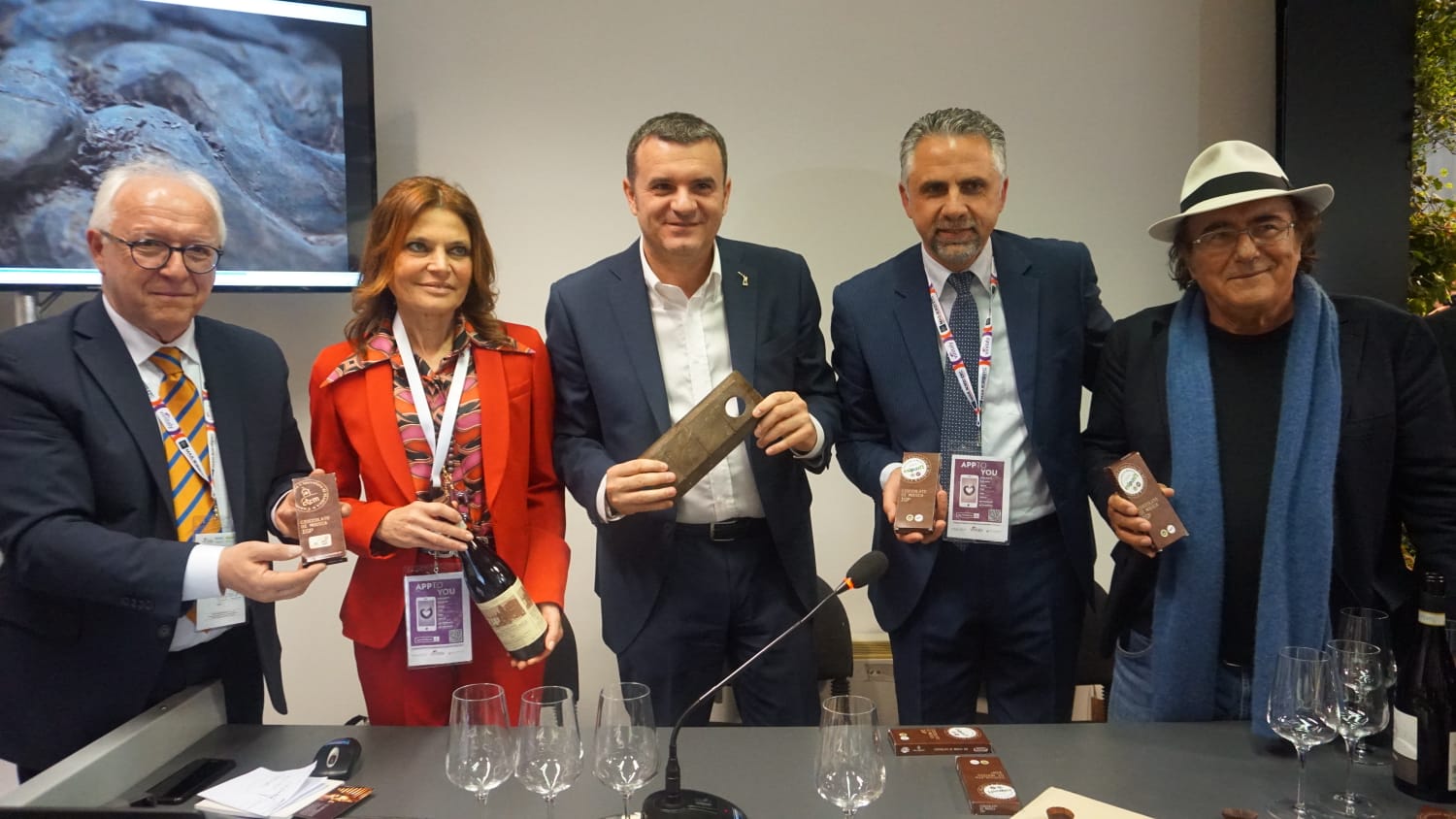 Al Bano Carrisi e il ministro Centinaio ammaliati dal Cioccolato di Modica