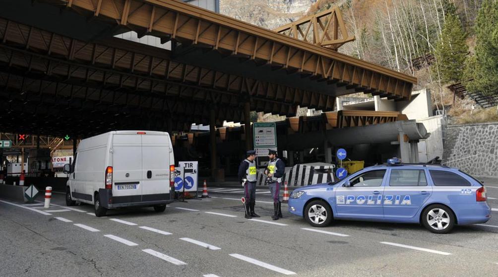 Aveva violentato una giovane donna. Arrestato al traforo del Monte bianco. Stava fuggendo in Francia