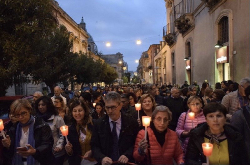 Una marea di persone alla fiaccolata contro il femminicidio