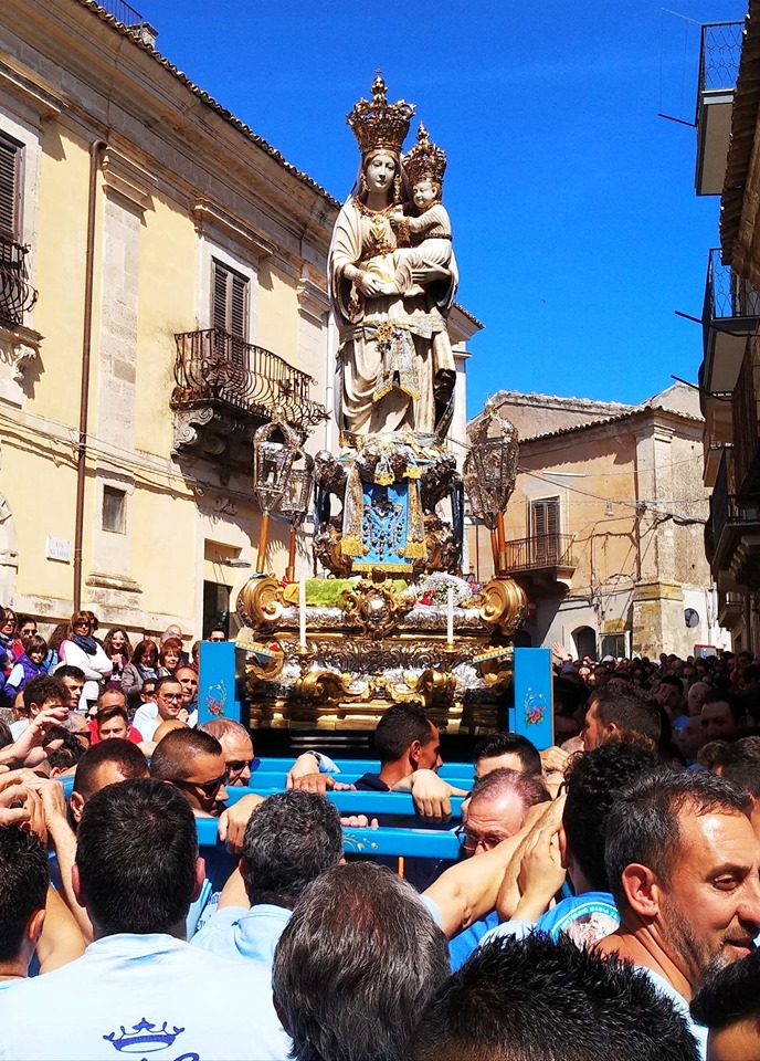 Bagno di folla per la discesa di Maria Santissima di Gulfi