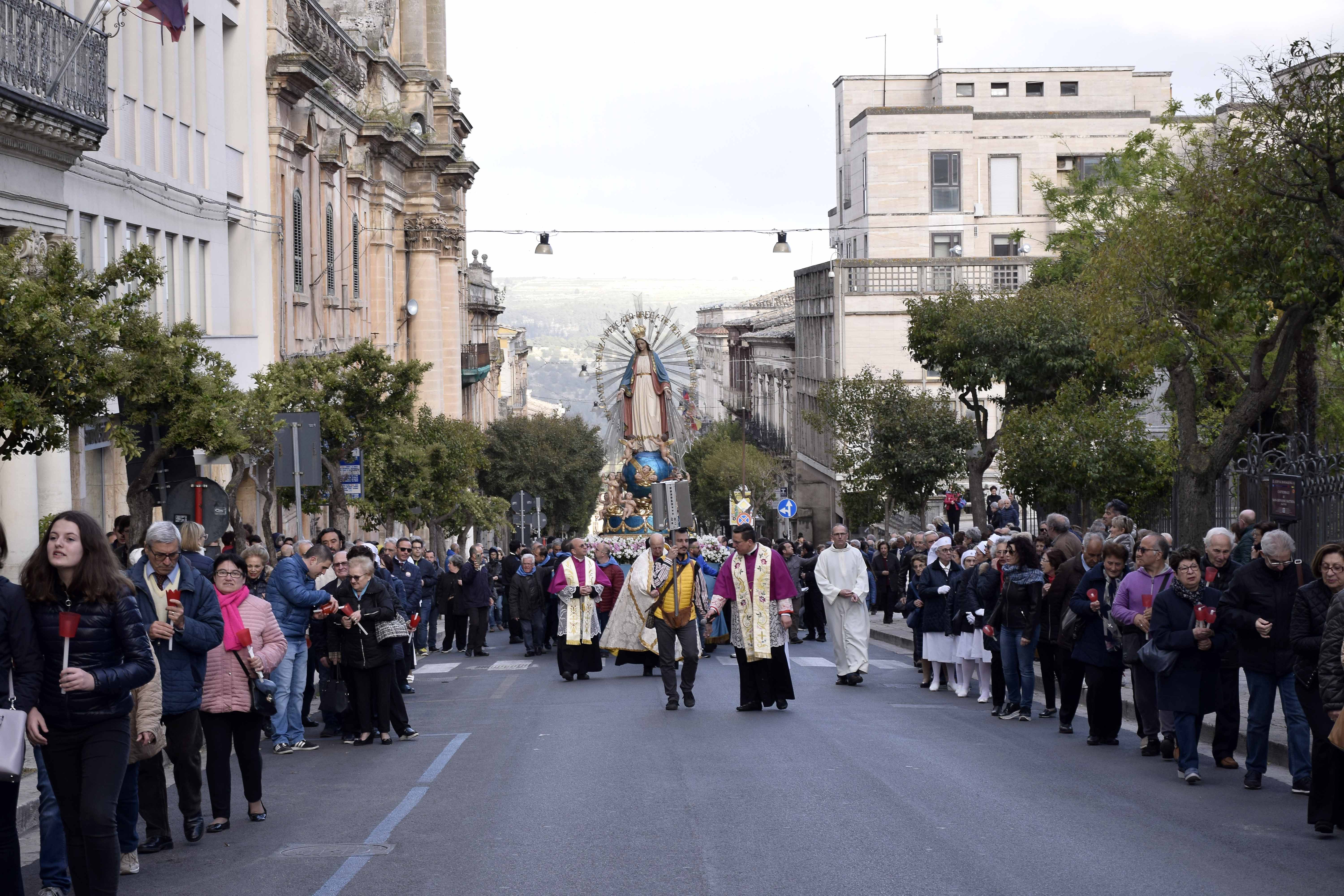 Maria Santissima della Medaglia in processione ieri a Ragusa