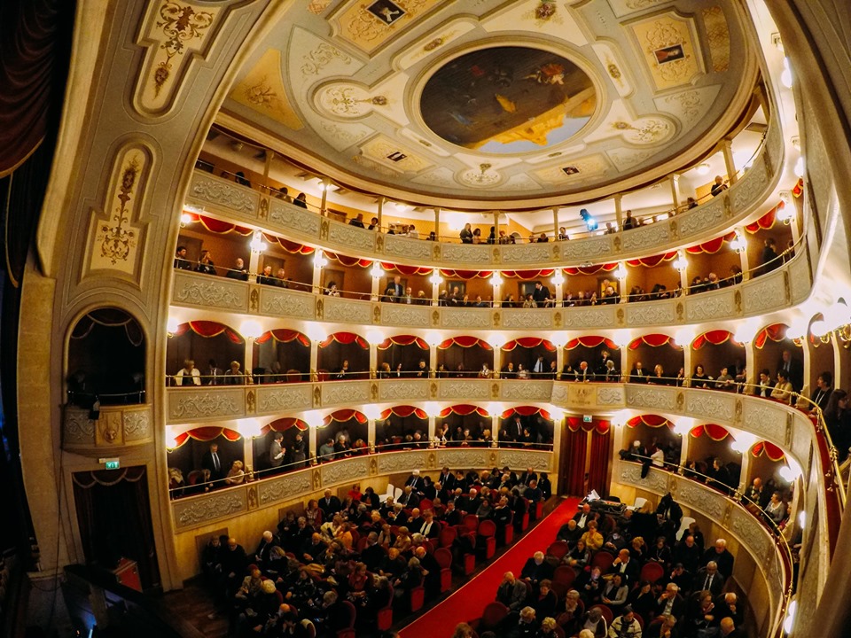 Un posto vuoto al Teatro Garibaldi. Il Pd di Modica compra abbonamento ma per le donne vittime di violenza