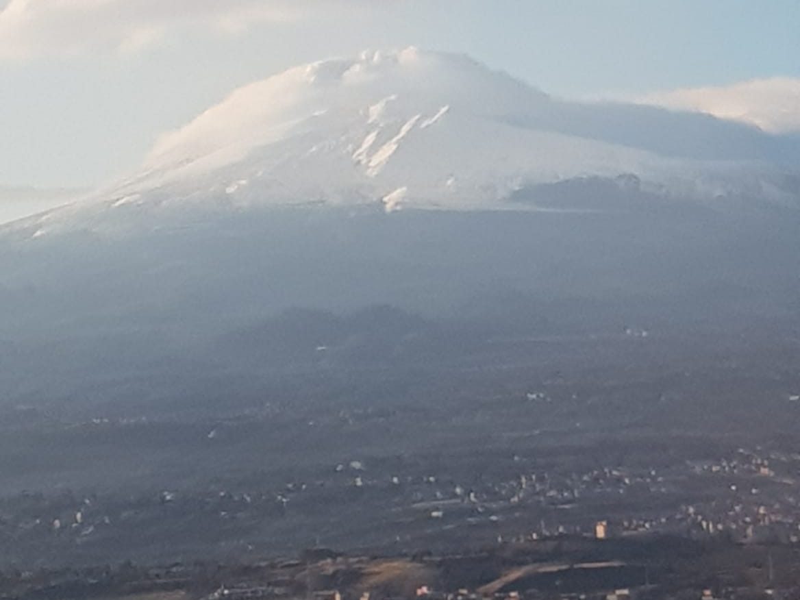 Etna innevato ma a Maggio. Uno spettacolo più unico che raro