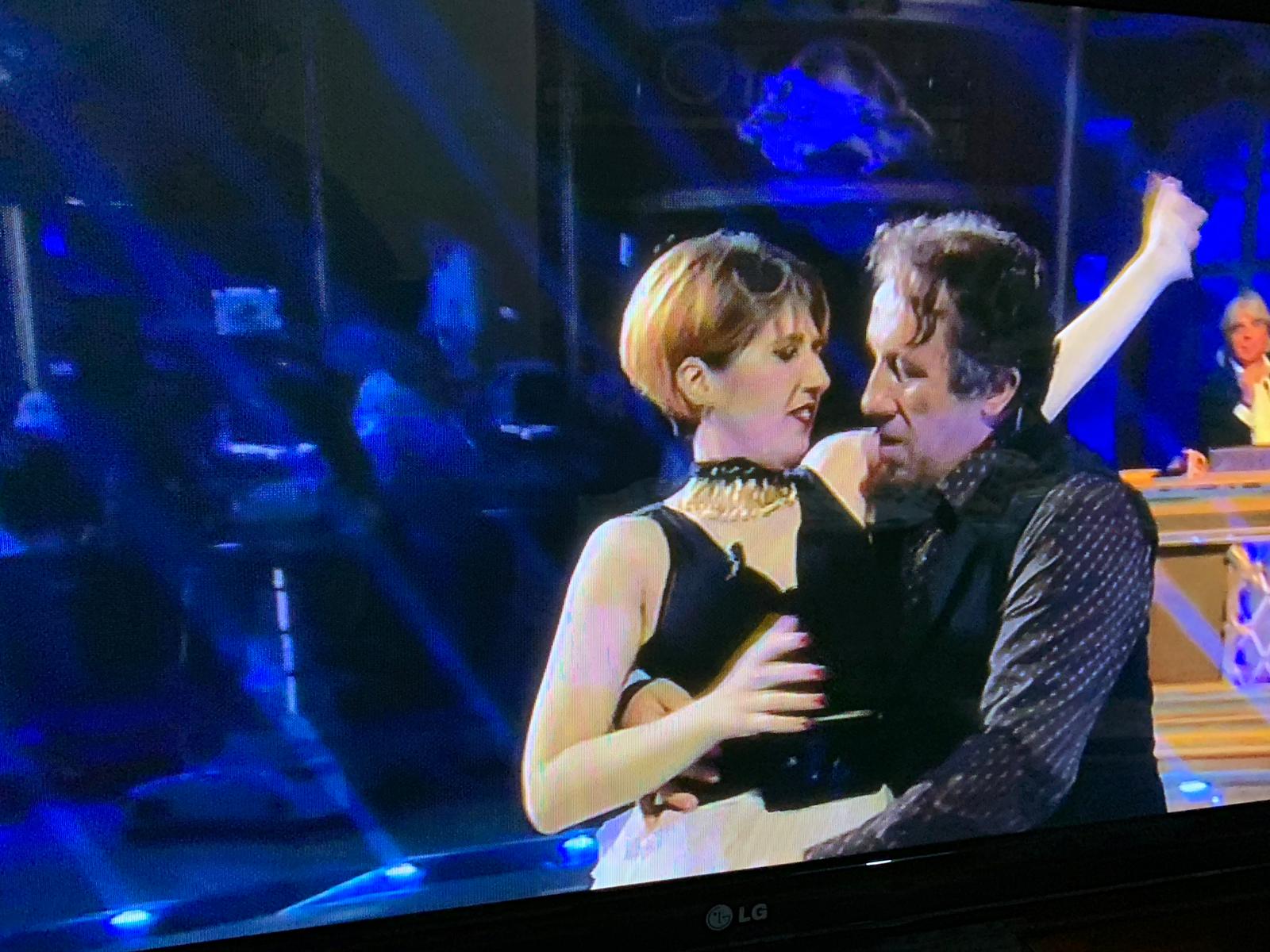 A sorpresa tra le lacrime Angelo Russo – Catarella balla con la figlia Leandra e va in finale