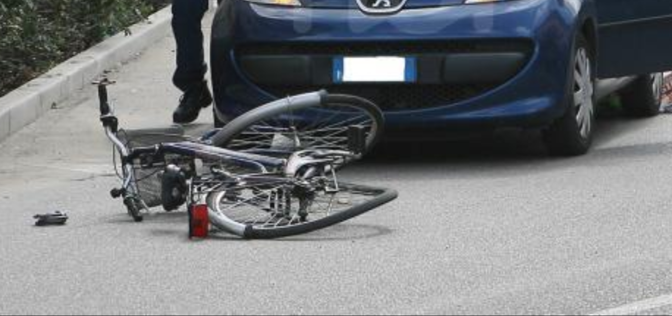 Uomo investito in bici da auto lungo la litoranea