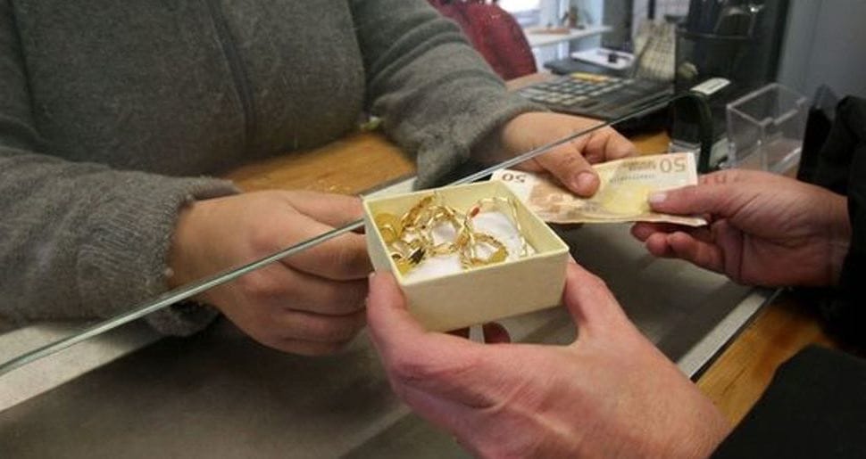 A Ragusa badante ruba collana ad anziana e la rivende al compro oro