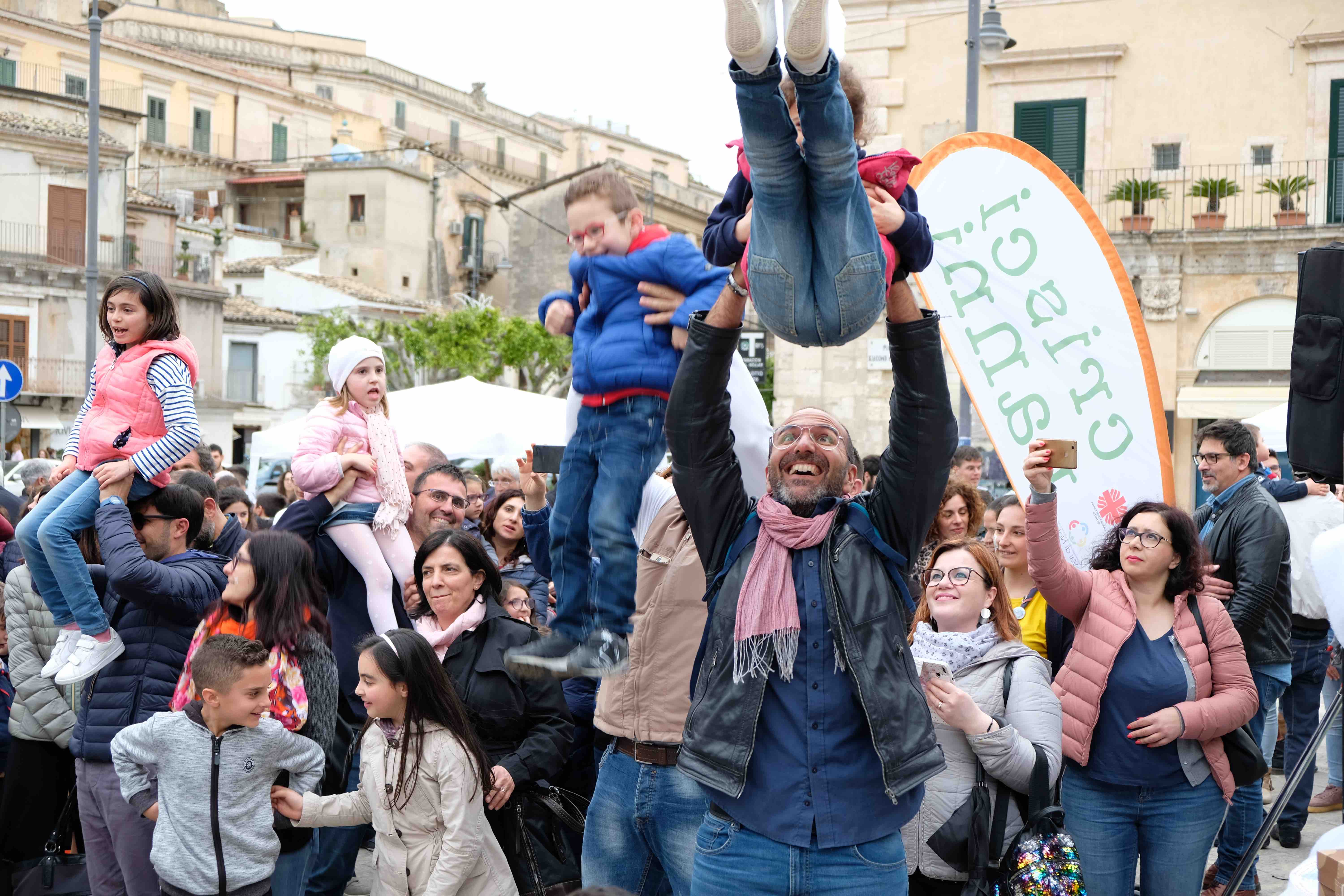 Crisci ranni a Modica Bambini al cielo per un messaggio positivo