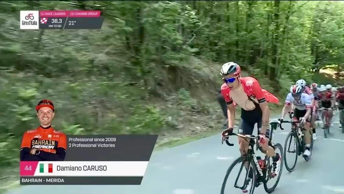 Un grande Damiano Caruso sul podio della tappa Pinerolo al Giro d’Italia