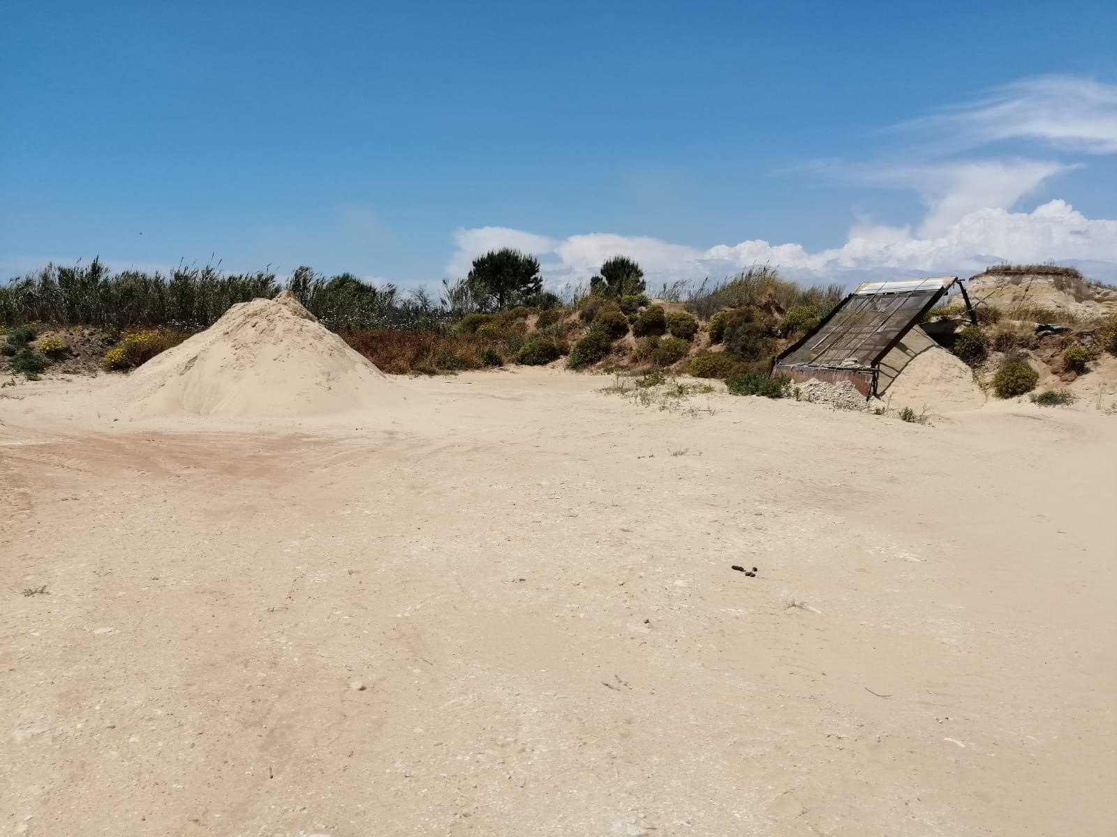 Polizia Municipale di Vittoria scopre cava abusiva. Controlli alla Villa ed al Cimitero