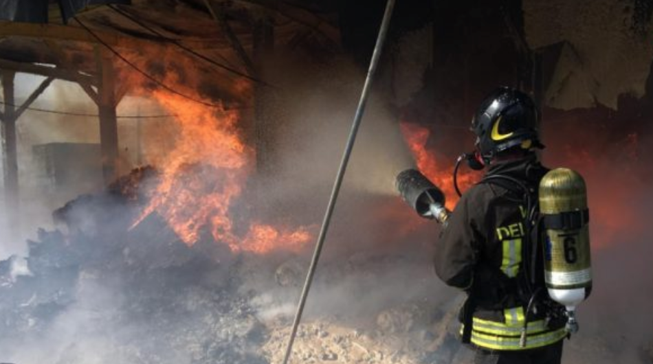 Una domenica d’inferno nell’Ipparino: troppi incendi, vigili del fuoco senza tregua anche  vicino cantina Feudo Arancio
