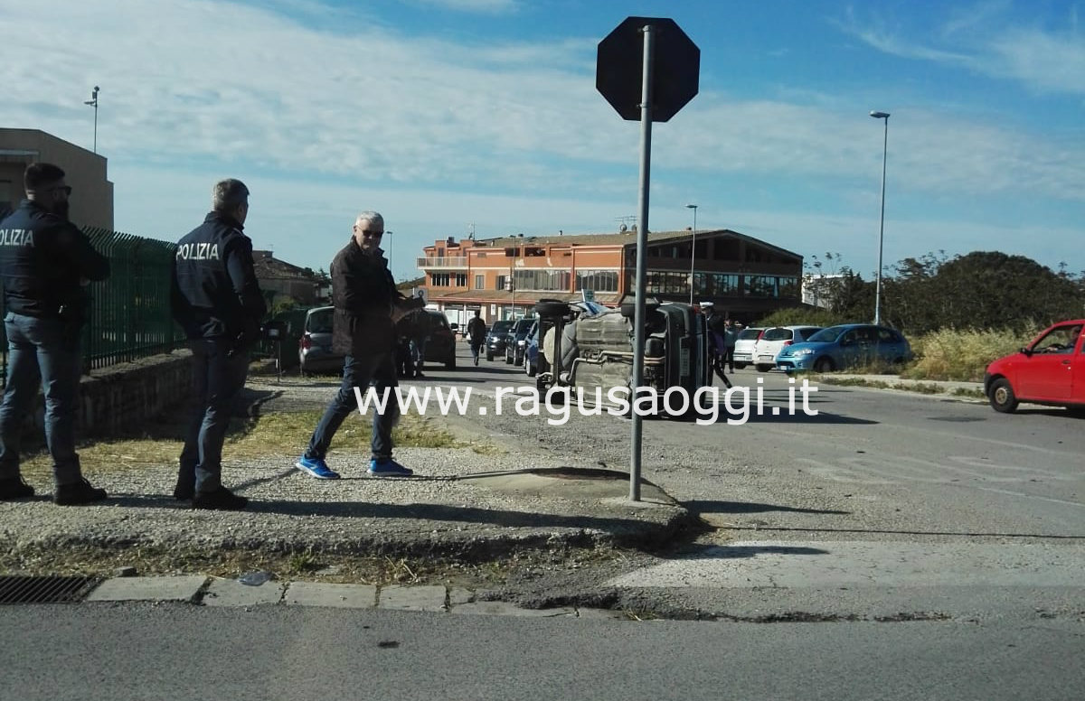 Incidente a Ragusa all’ingresso della scuola Quasimodo. Auto si capovolge
