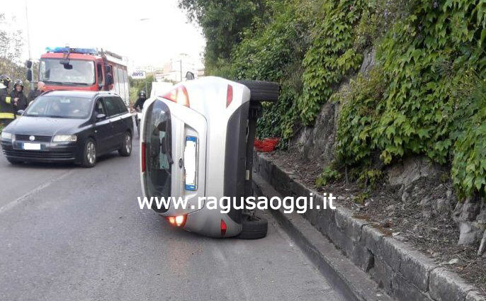 Incidente a Modica auto si capovolge