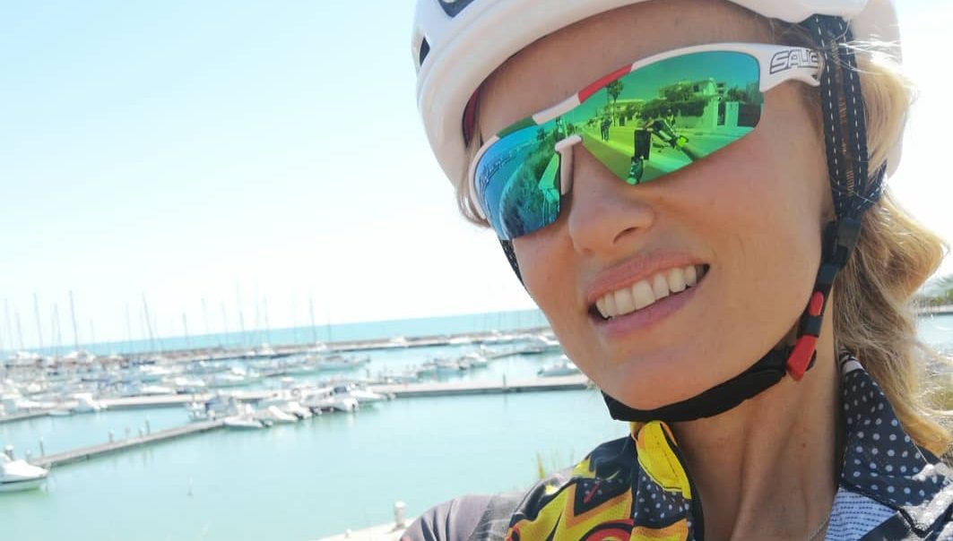La bellissima Justine Mattera in bici al Porto Turistico di Marina di Ragusa