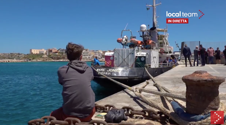 Immigrati arrivano a Lampedusa con la nave Mare Jonio. Il Viminale “Va sequestrata”. Procura apre inchiesta