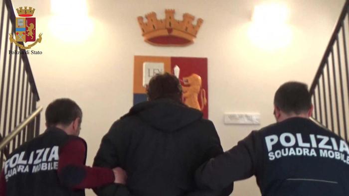 Avrebbe violentato la figlioletta di 12 anni e picchiato la moglie. Nigeriano arrestato dalla polizia