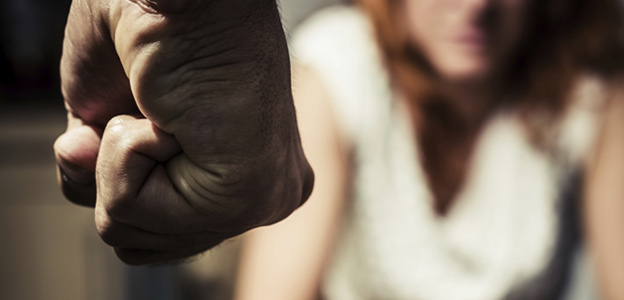 Maltrattava la moglie davanti al figlio disabile: interviene la polizia di Ragusa e aggredisce gli agenti. Arrestato