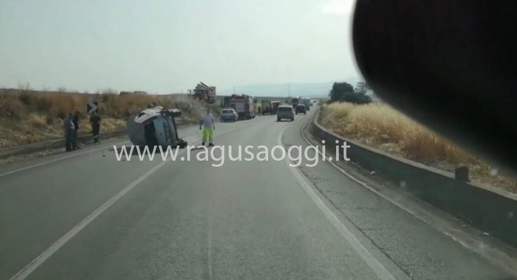 Auto si ribalta a causa di un incidente sulla Catania-Gela