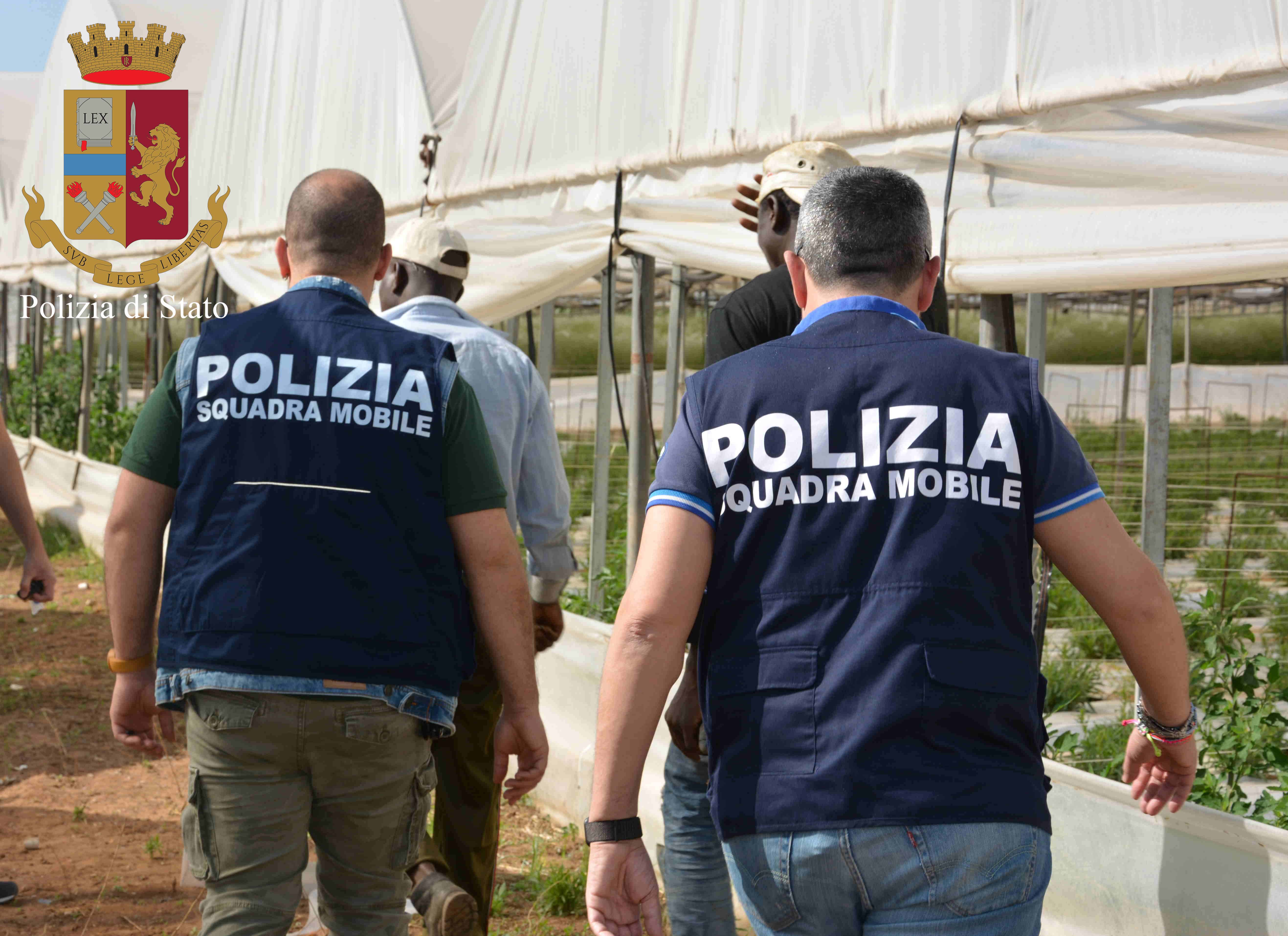 Arrestato a Vittoria un imprenditore agricolo. Sfruttava gli operai e rubava energia elettrica