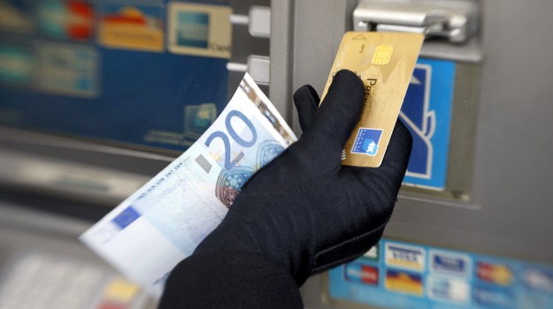 Ruba un portafogli con la carta bancomat e la usa. Arrestato vittoriese