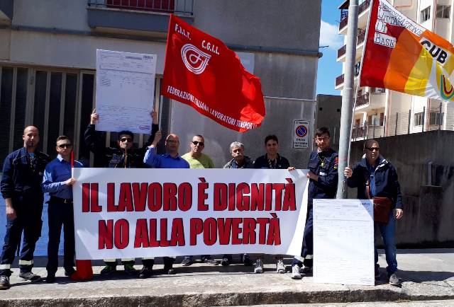 Flash Mob dipendenti Coop San Giorgio.Fallito il tavolo di trattativa della vertenza aperta con Versalis