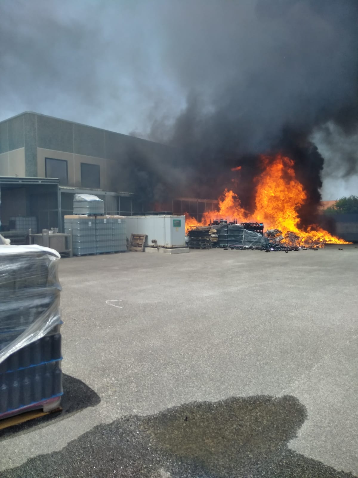 Va a fuoco a Vittoria l’azienda vinicola “Vini Maggio”