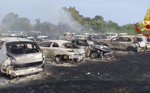 Noto, oltre 50 auto di vacanzieri distrutte da un incendio a Eloro