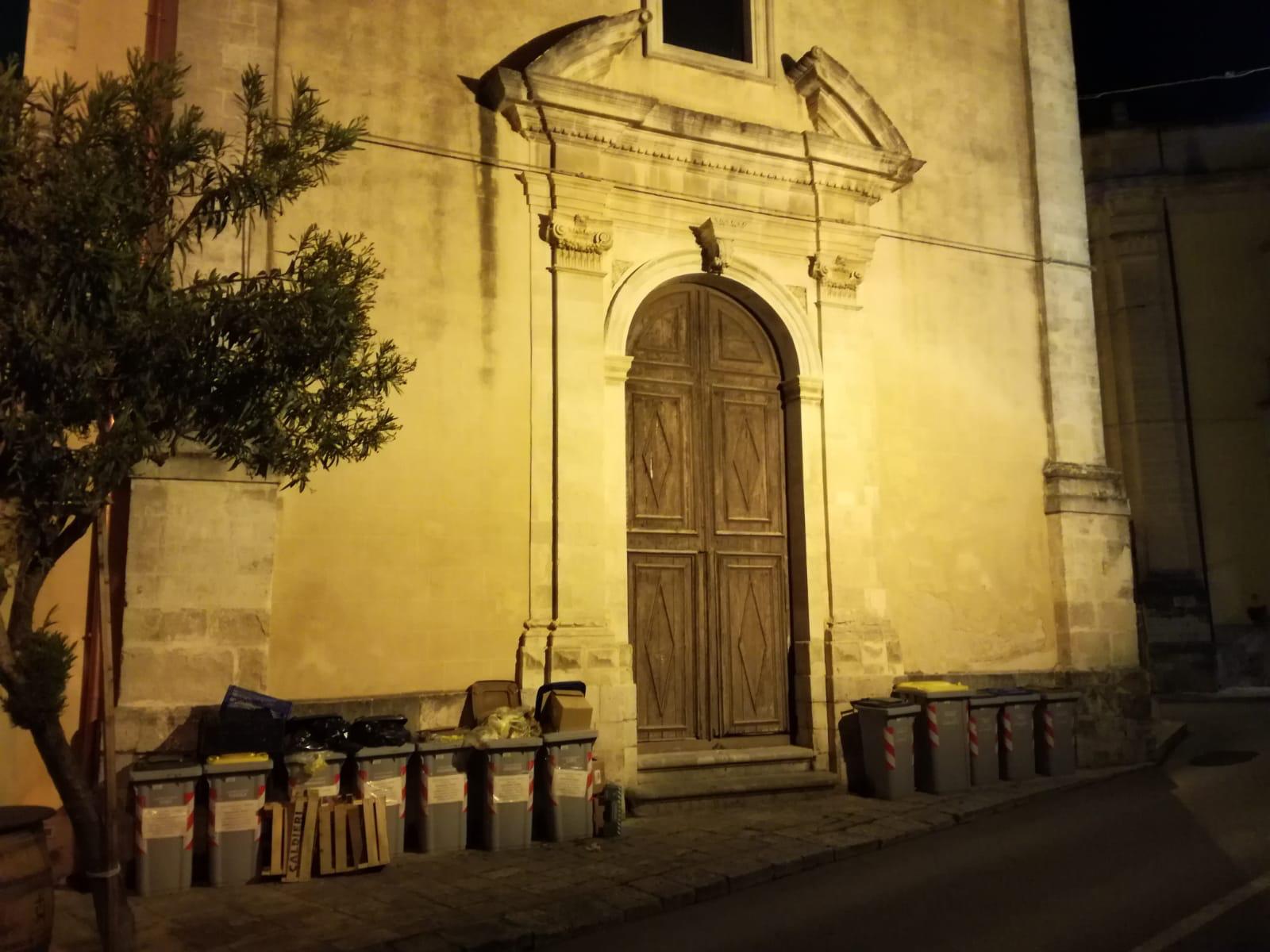Dopo la proposta del consigliere Gurrieri la Soprintendenza scrive al Comune: via i cassonetti davanti ai monumenti