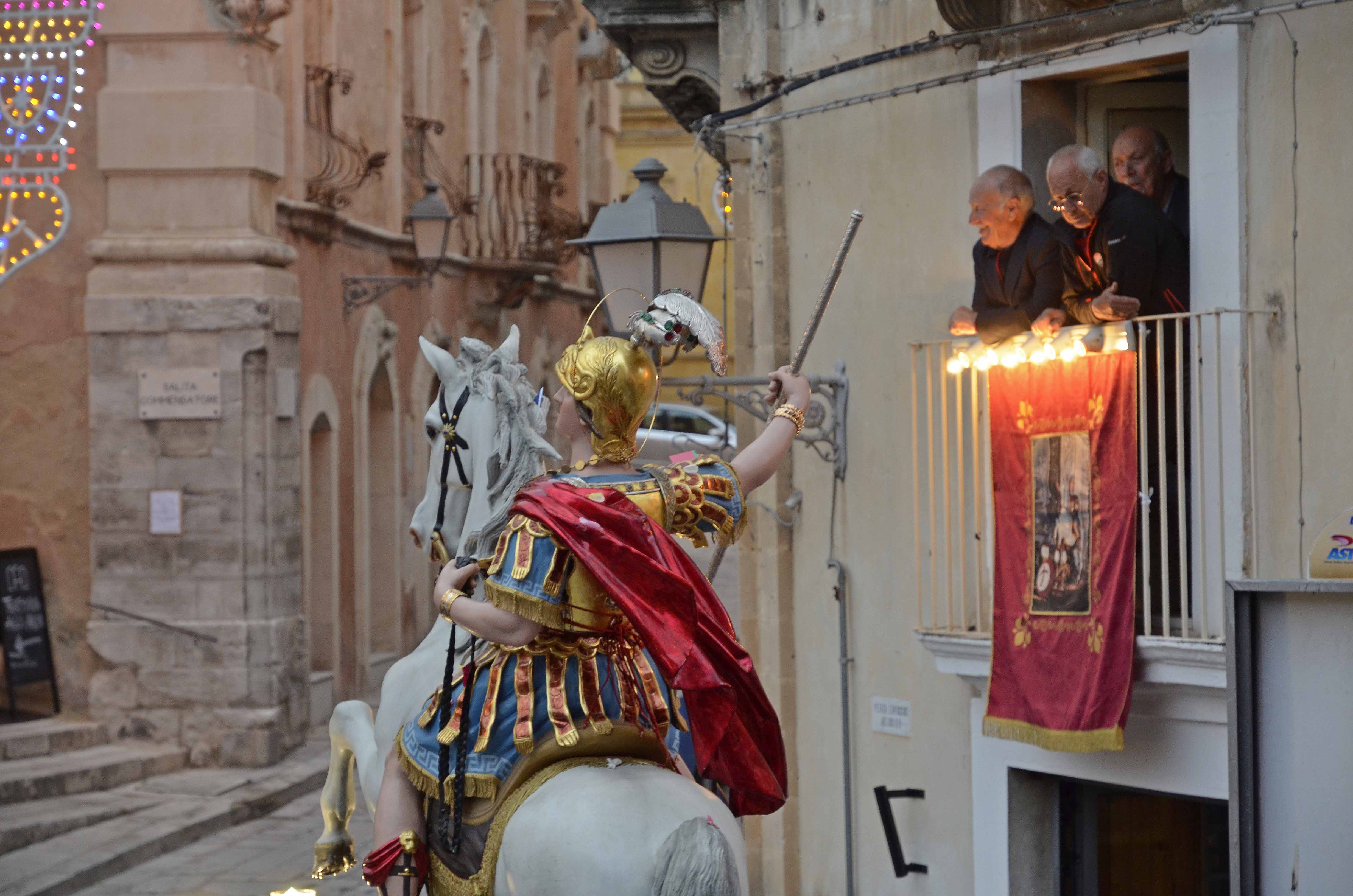 L’associazione portatori San Giorgio di Ragusa donano generi di prima necessità ai più bisognosi
