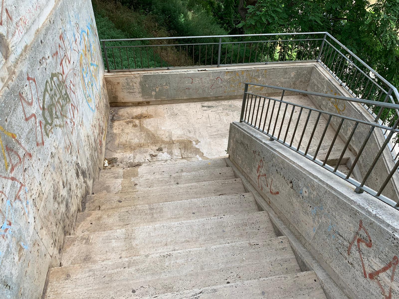 Scale a Ragusa scambiate per orinatoio a cielo aperto