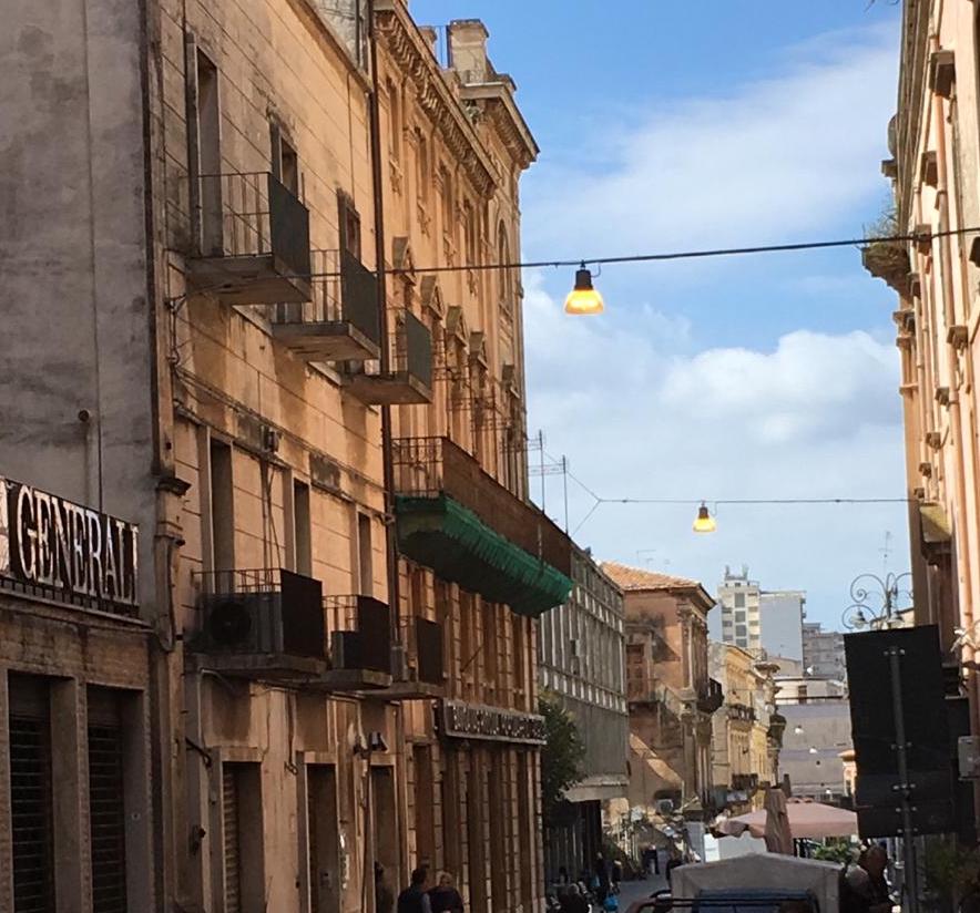 A Ragusa luci accese in centro anche di giorno. Denuncia di Firrincieli