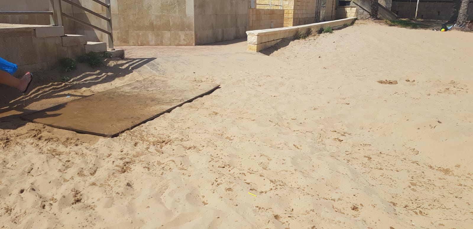 A Marina di Ragusa spiagge piene ma anche vari disservizi. Lo denuncia il consigliere grillino Antoci