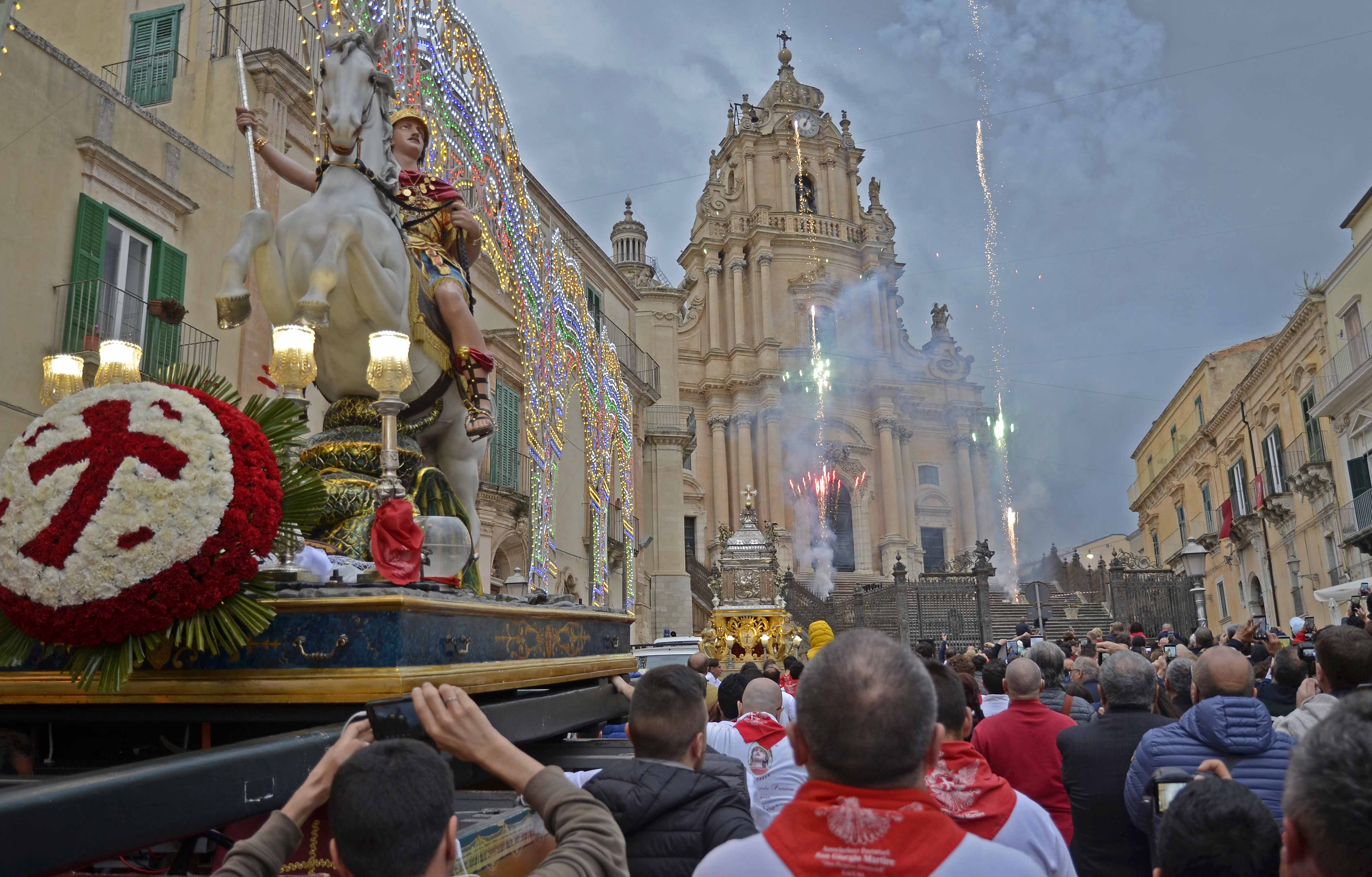 Accoglienza straordinaria ed emozionante per San Giorgio a Ragusa e all’interno della cattedrale San Giovanni