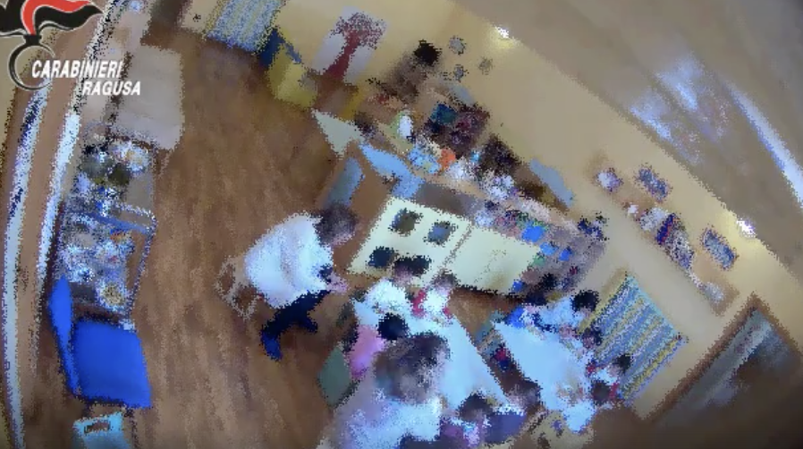 Immagini raccapriccianti inchiodano la maestra di Ragusa arrestata oggi. (VIDEO)