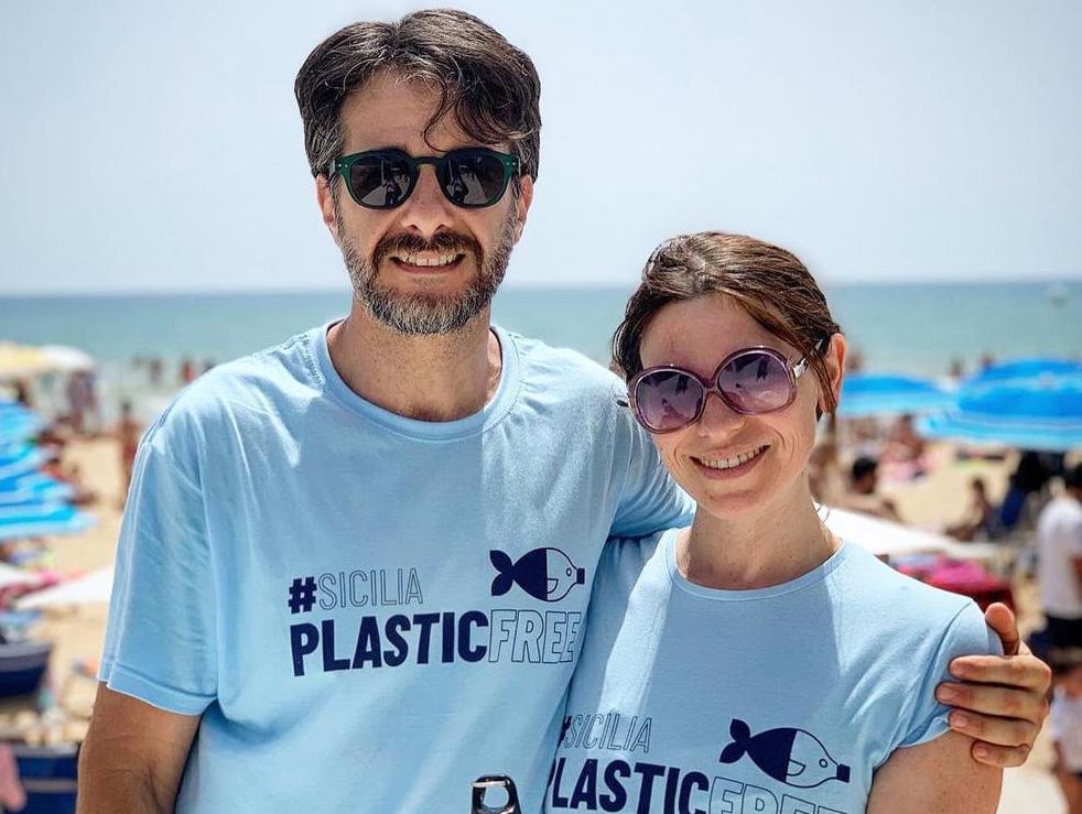 Il M5S libera dalla plastica le spiagge di Montalbano