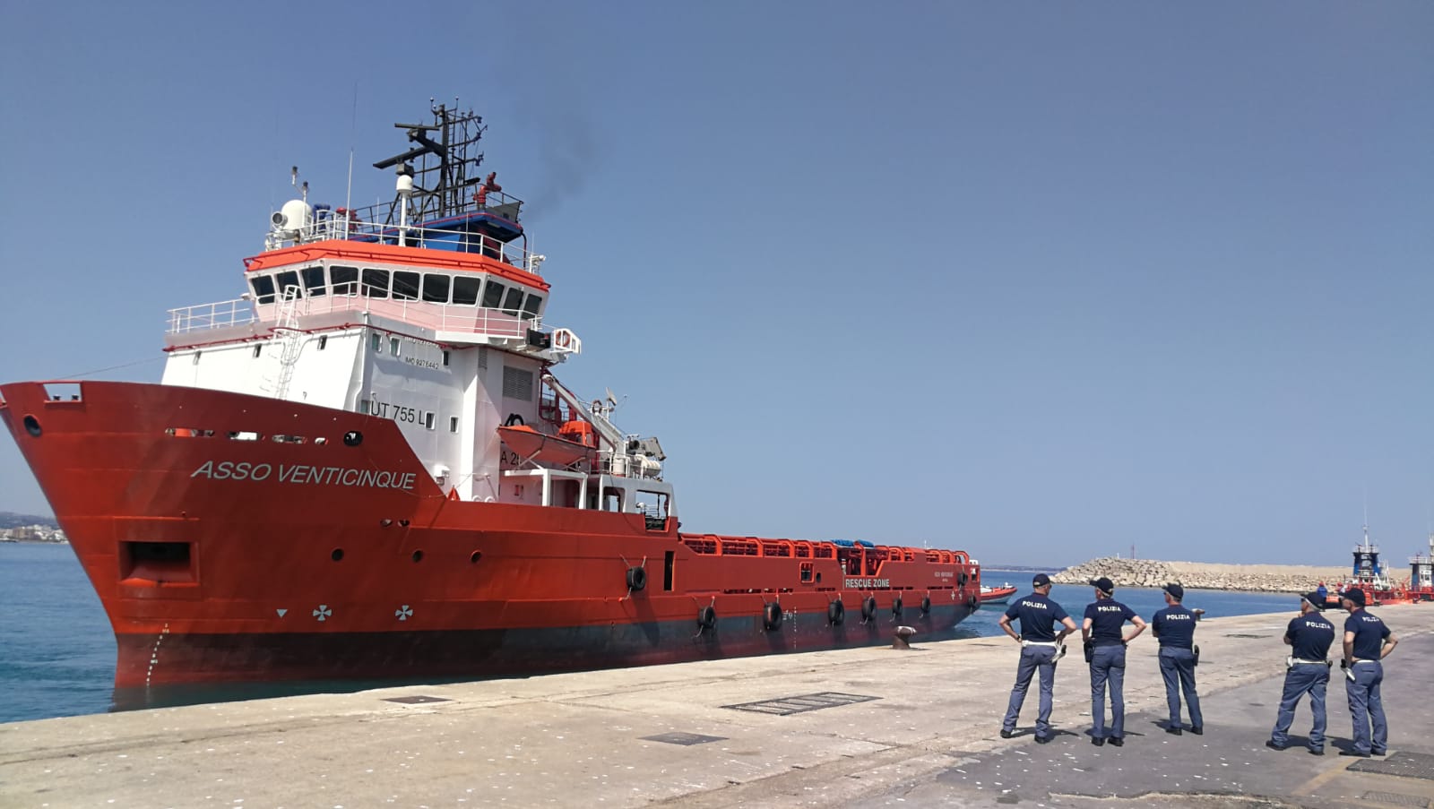 Attraccata a Pozzallo la nave con 50 migranti a bordo. DIRETTA VIDEO DA POZZALLO