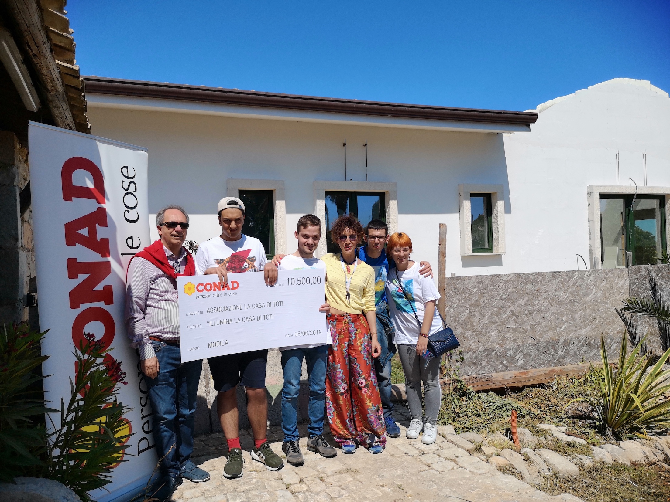 Conad consegna un assegno da 10.500 euro a La Casa di Toti