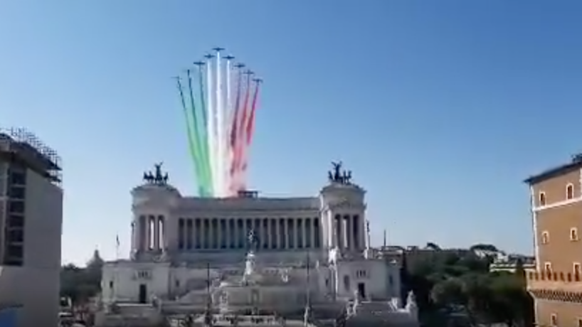 Le frecce tricolori per suggellare la Festa della Repubblica. VIDEO