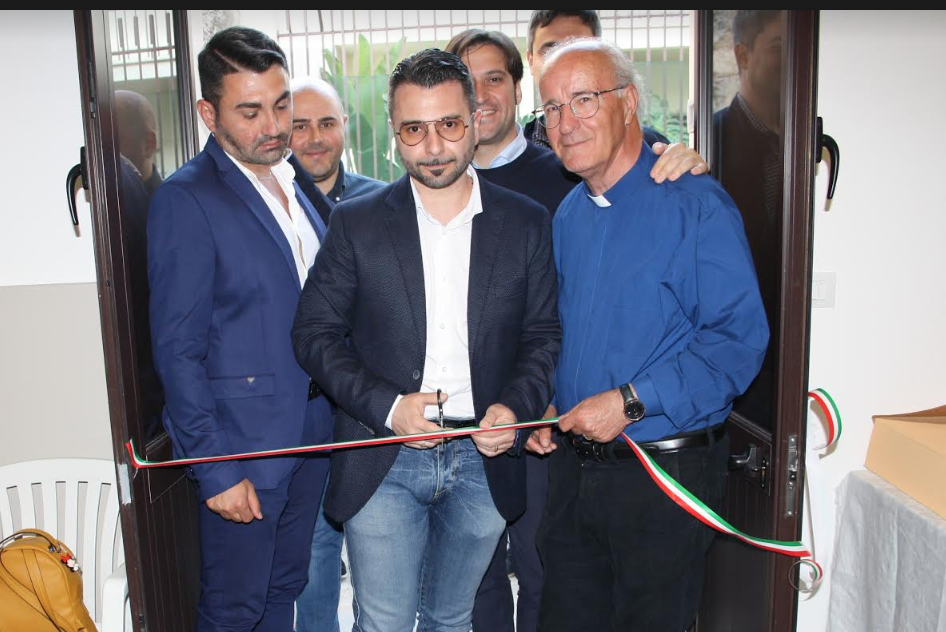 Don Beniamino Sacco “taglia il nastro”. Inaugurato il circolo politico Reset a Vittoria
