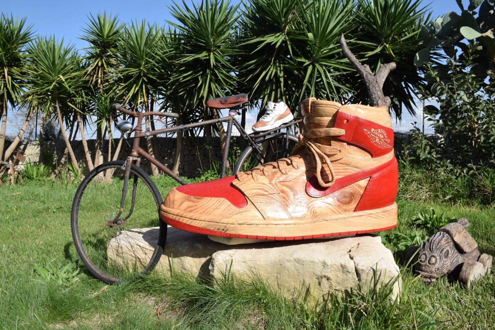 E le scarpe diventano scultura. A Ragusa con le sneakers giganti