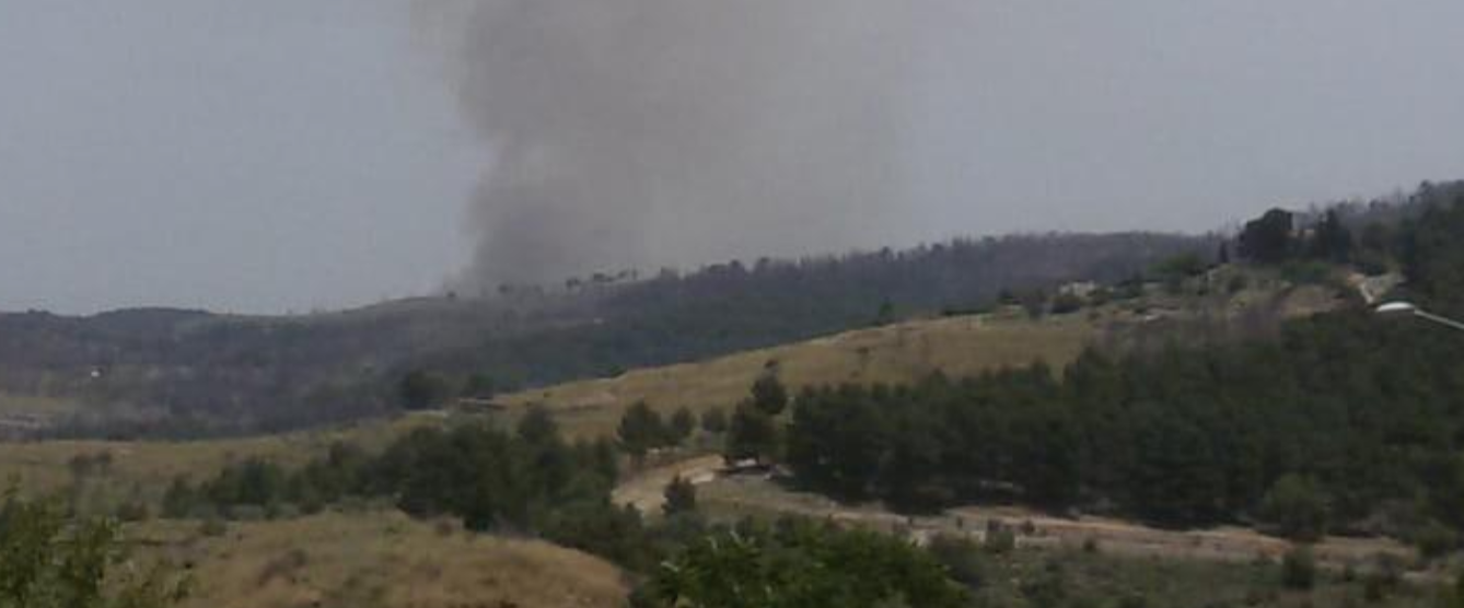 A fuoco una vasta area di bosco. Ritorna l’incubo nell’area montana. In azione due canadair