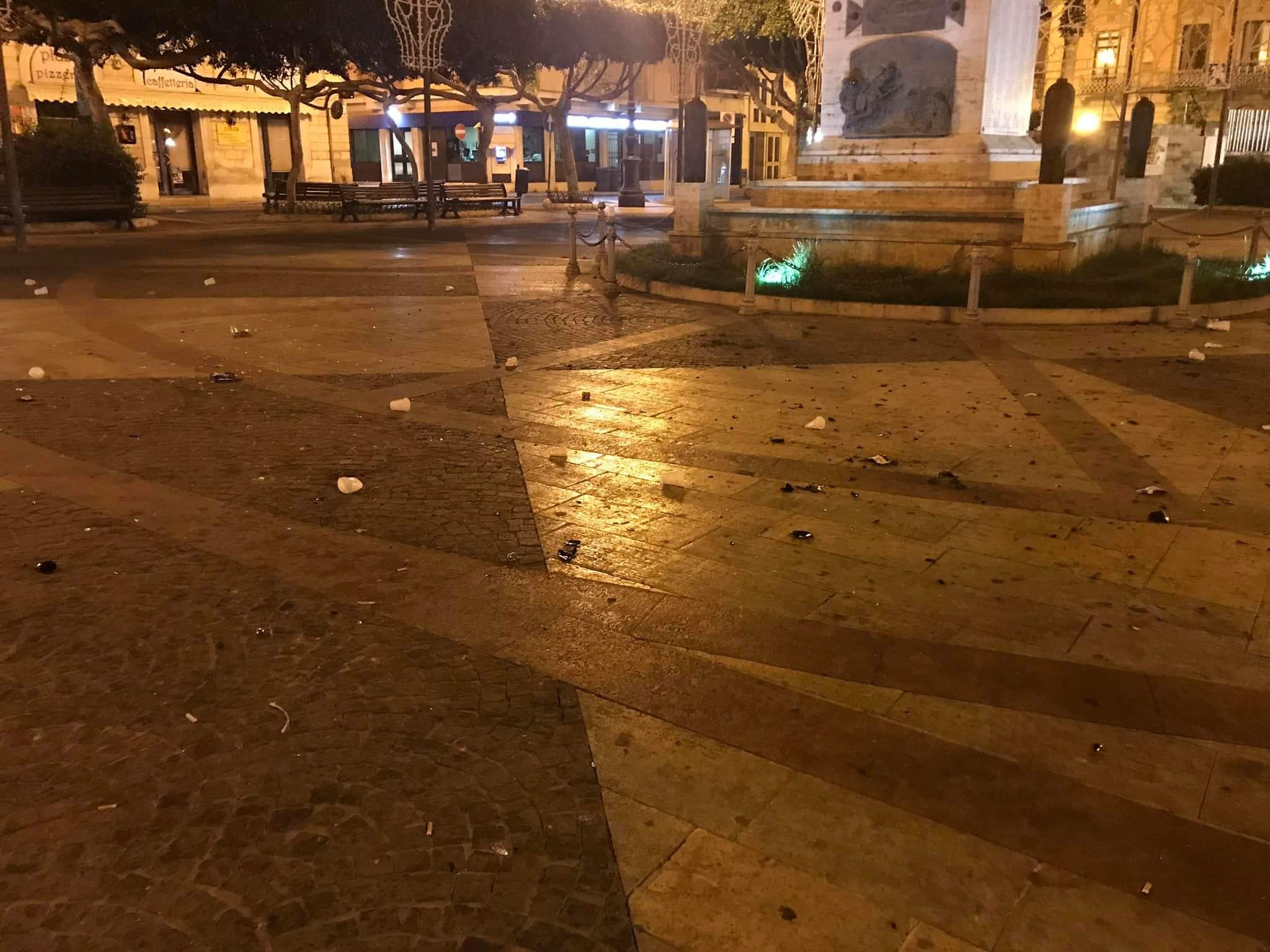 Vittoria: Piazza del Popolo vandalizzata da un gruppo di “maturandi” imbecilli