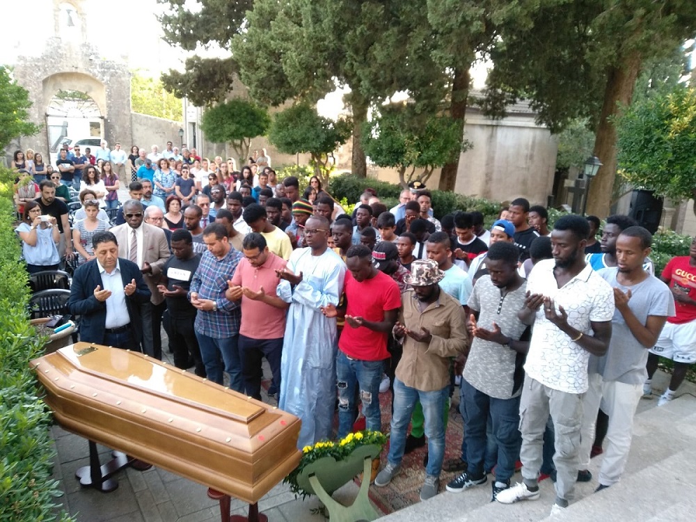 A Chiaramonte il funerale del senegalese morto il 12 giugno. Presente l’imam Abdelhafid