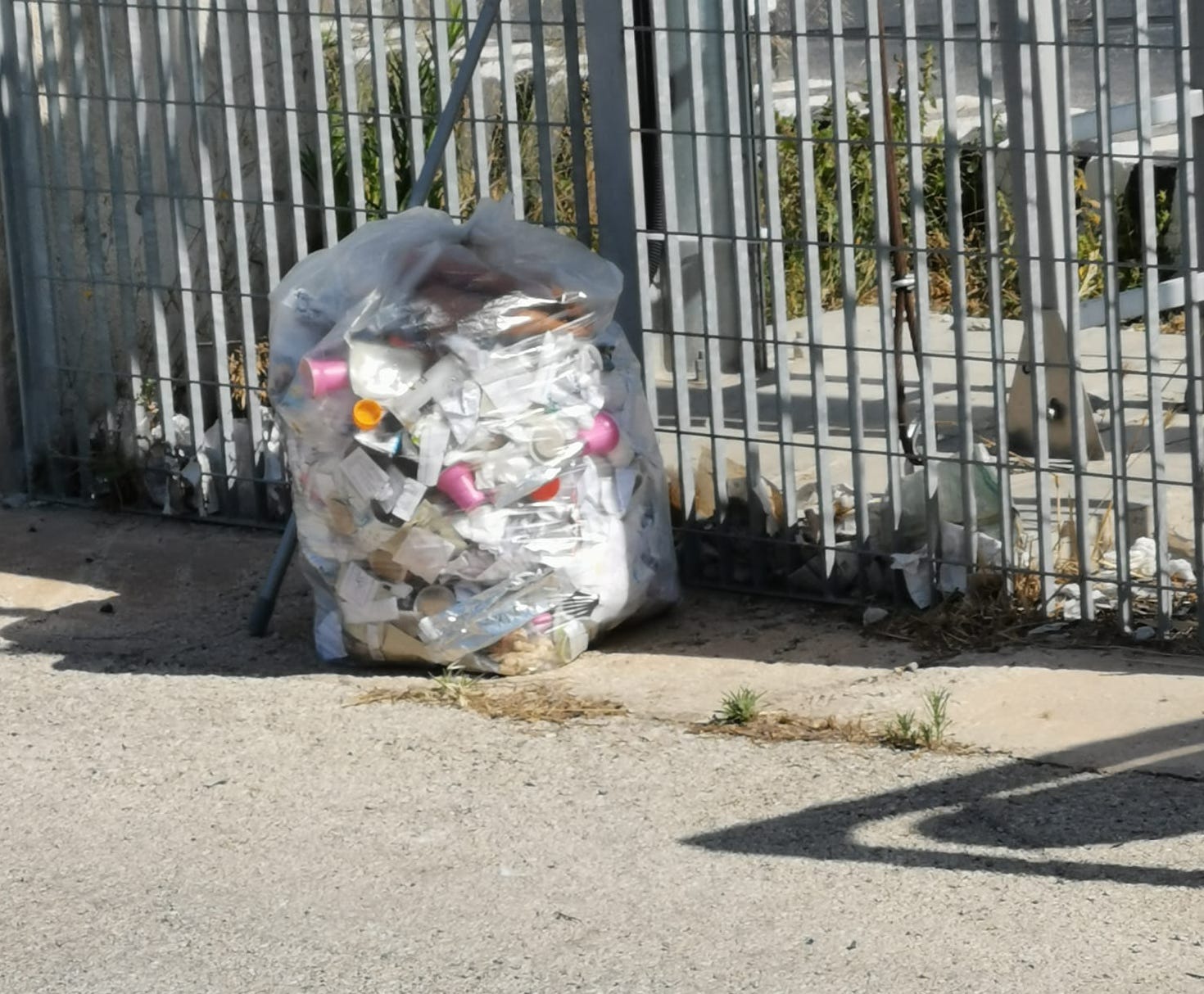 Rifiuti a Vittoria, la Tech ritirerà anche i sacchi non conformi. Tolleranza zero dalla prossima settimana