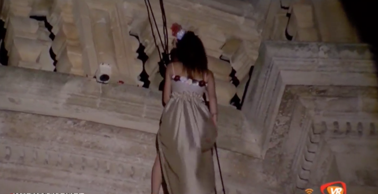 Vi siete persi le ballerine con la danza verticale sul Duomo di San Giorgio. Eccole insieme a mapping e fuochi d’artificio. VIDEO