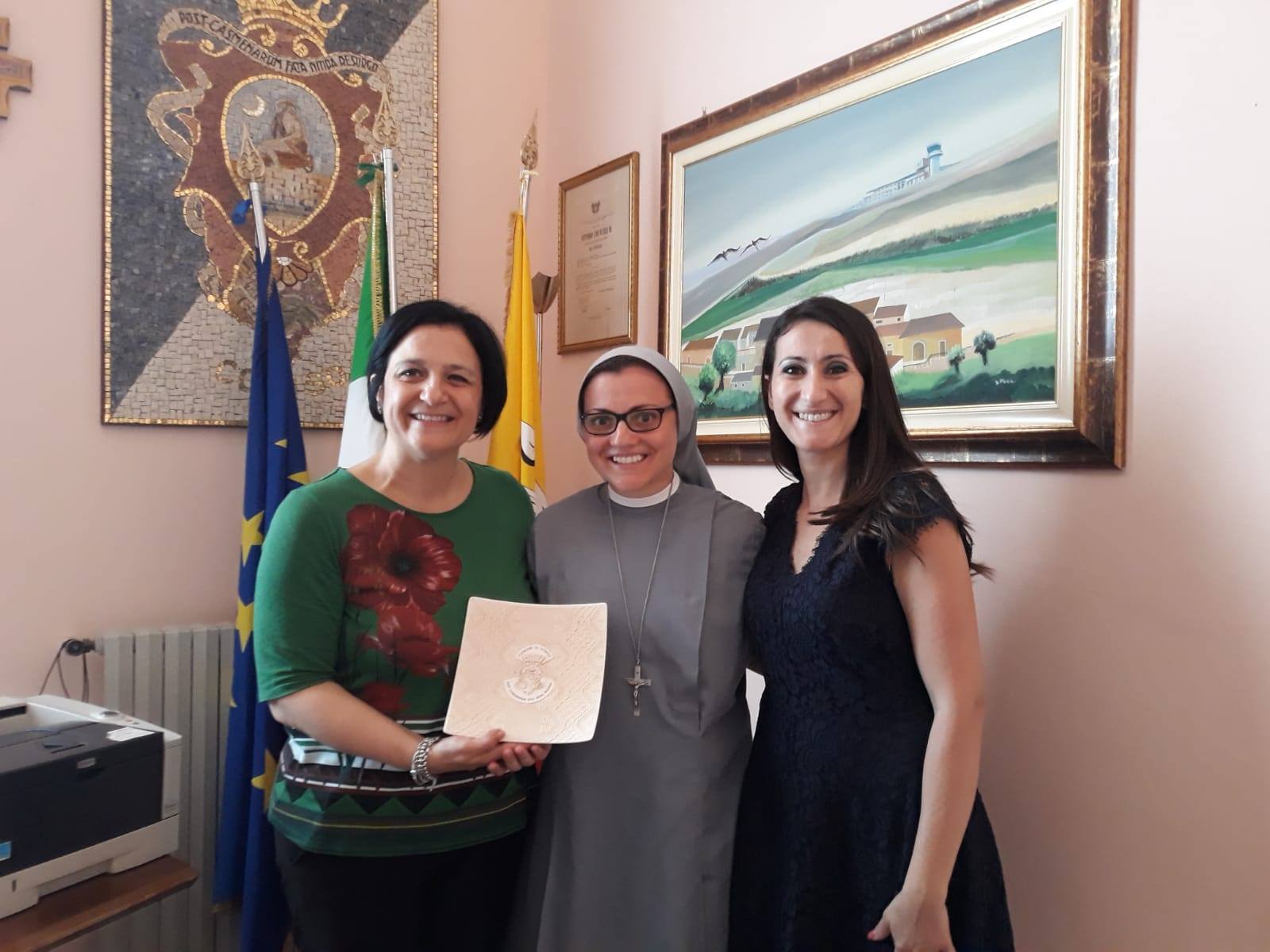 Suor Cristina fa visita al sindaco di Comiso, sua città natale