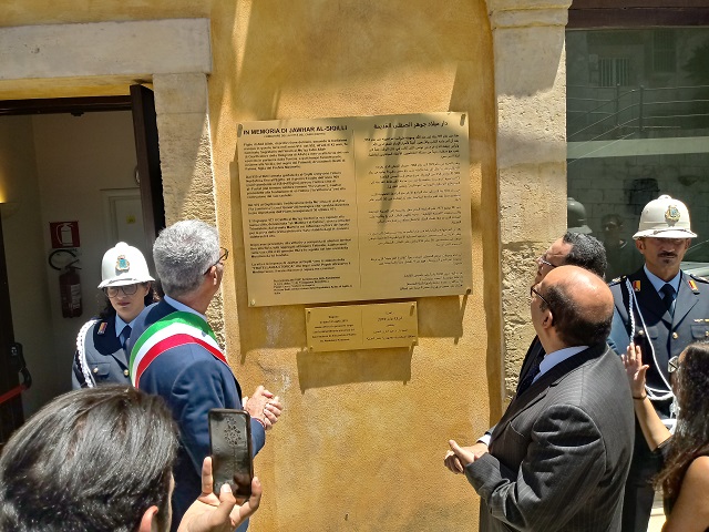 Una targa commemorativa del condottiero siculo egiziano Jawhar Al Siqilli a Ibla