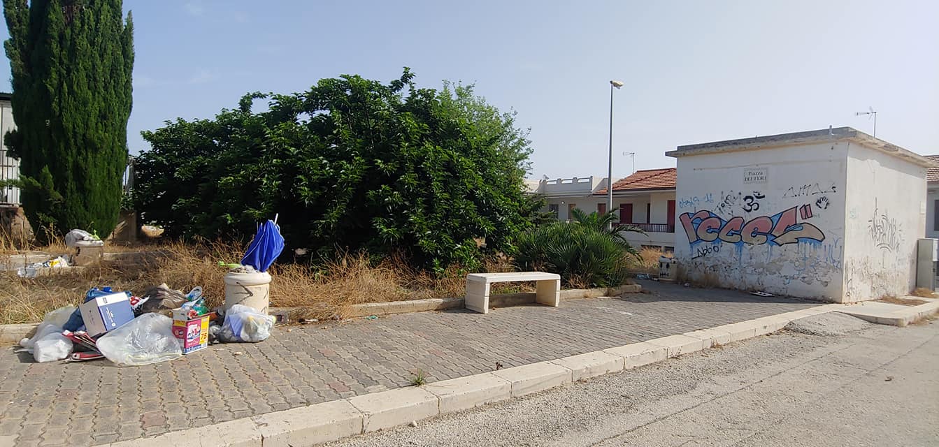 L’estate nelle frazioni balneari di Santa Croce: disservizi, spiagge senza cestini, cumuli di immondizia. FOTO