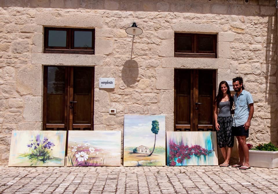 Una turista ungherese regala arte dipingendo le camere di un resort. A 3Balate